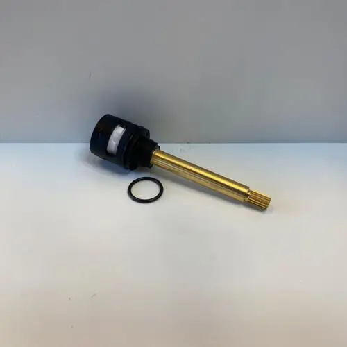 Stop- und Umschaltventil aus Metall und Kunststoff von Ideal Standard, mit einem langen, schlanken Körper und O-Ring im Bild.